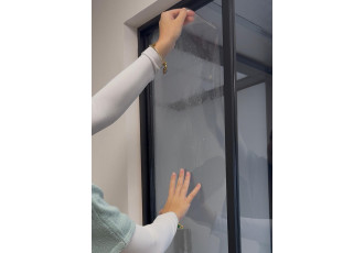 nnenmontage einer transparenten Einbruchschutz-Sicherheitsfolie für Fenster